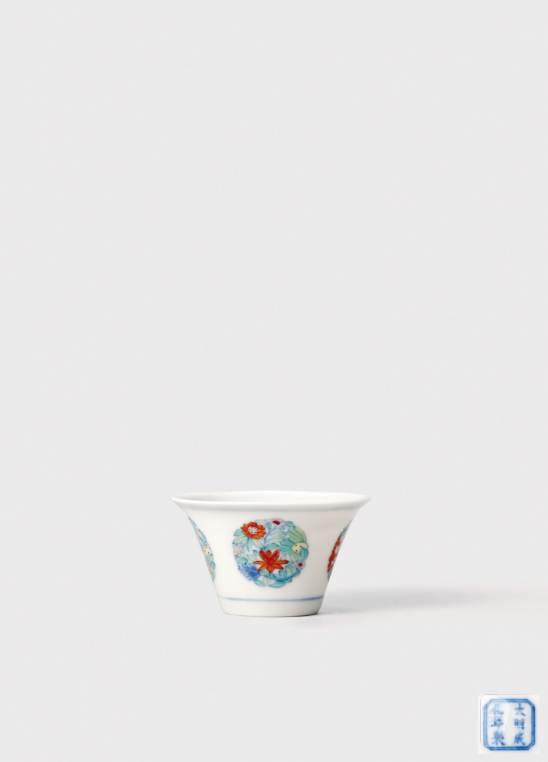 清雍正·斗彩团花纹马蹄杯